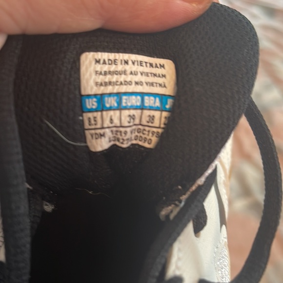 White/black volleyball shoes - Picture 2 of 2